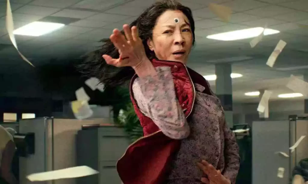 michelle yeoh em tudo em todo lugar ao mesmo tempo