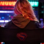 Milly Alcock aparece com uniforme